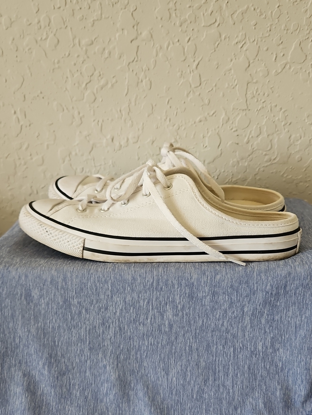 Converse Women's White Canvas Slip Ins, Size 7 - Picture 5 of 12